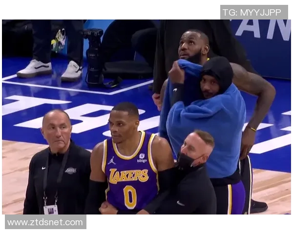 瓜哥来了！安东尼现身尼克斯主场观众席